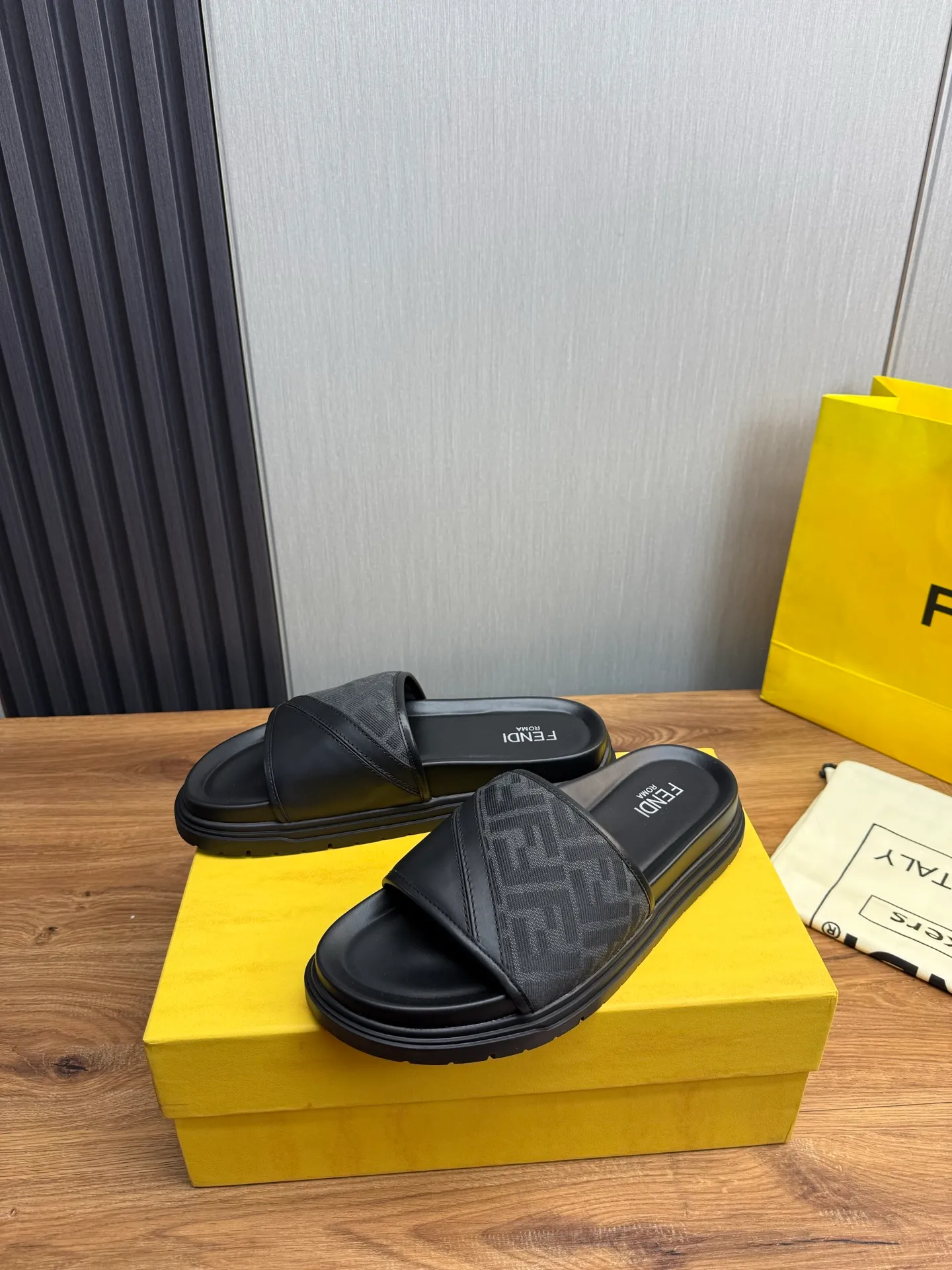 Men's shoes 💰400💰 Fendi men's slippers, made one to one on the FENDI official website, sizes 38-45 45 46 🉑️Customized!